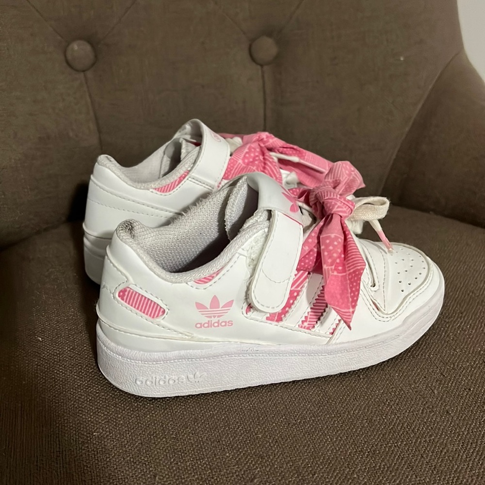 Adidas girls bow toddler tennis shoes size 10.5